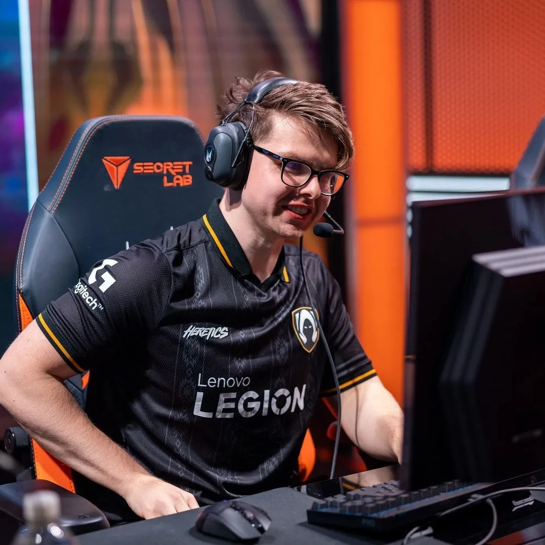 Jackspektra playing on the LEC stage